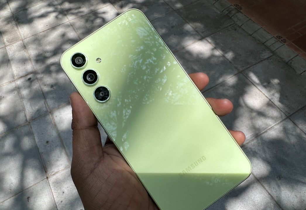 Смартфон Samsung Galaxy A54 5G 8/256 ГБ зеленого цвета - это устройство с множеством функций для комфортного использования.