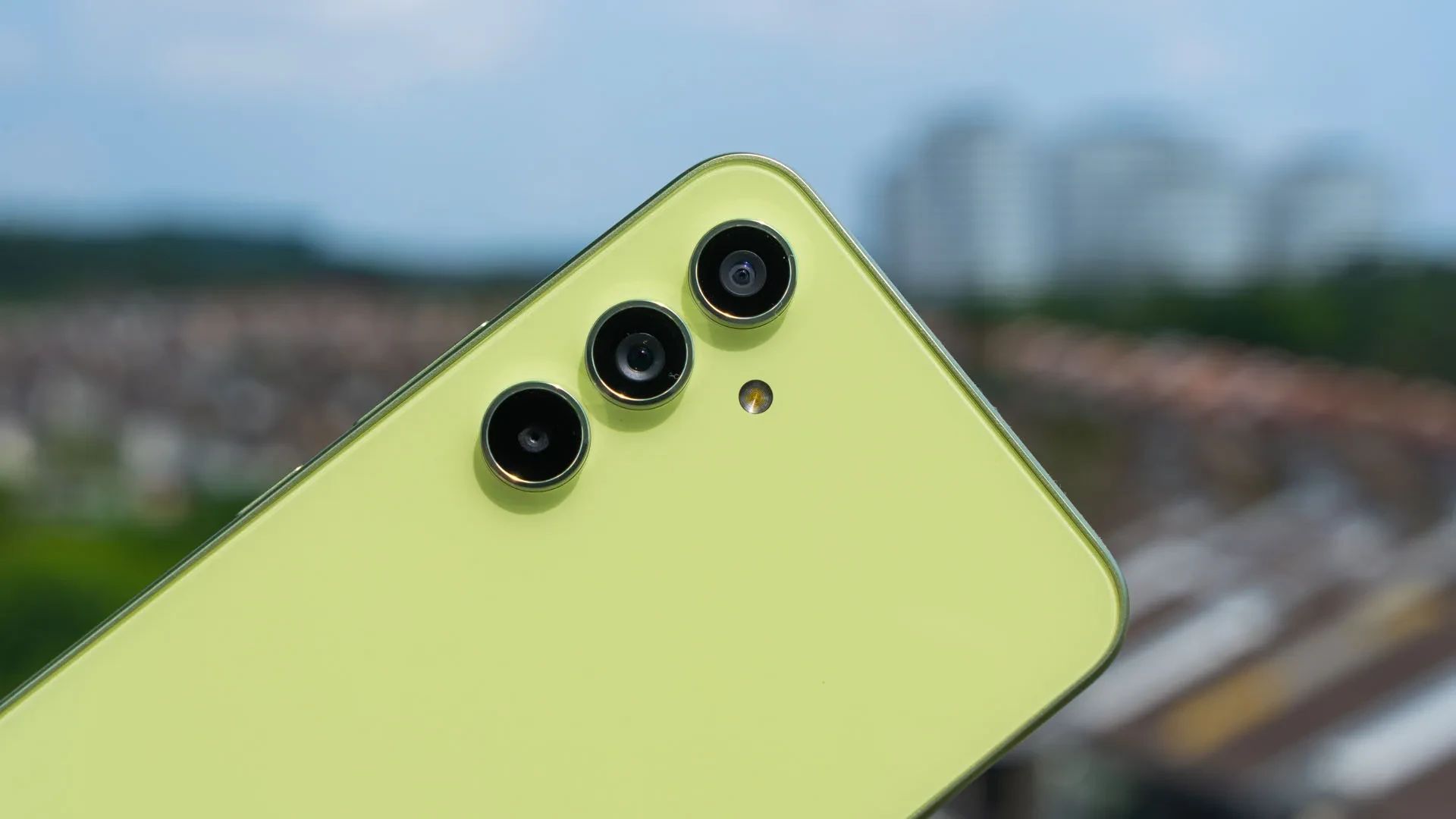 С помощью технологий Bluetooth 5.3, Wi-Fi 4 (802.11n), 5 (802.11ac), 6 (802.11ax), NFC, ГЛОНАСС и GPS вы можете легко подключаться к Интернету и обмениваться данными с другими устройствами.